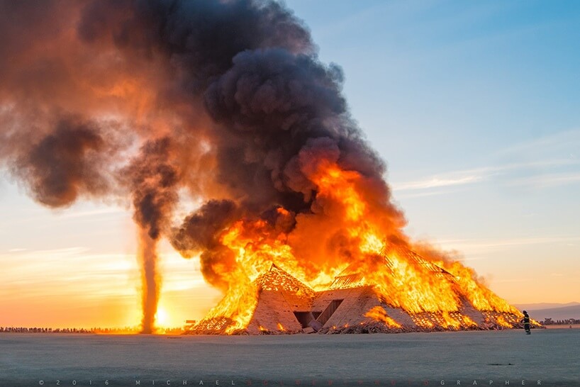 Ежегодное шоу инсталляций на фестивале Burning Man