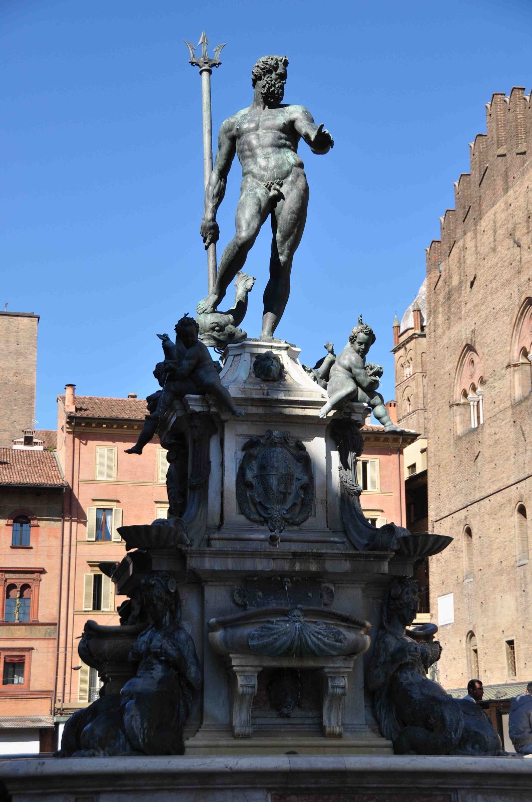 Статуя Нептуна в Италии оказалась слишком откровенной для Facebook