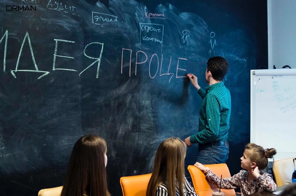 Занятия ведет contemporary artist Антон Логов