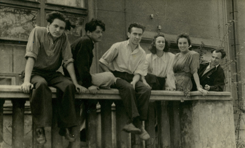 Георгій Якутович (крайній зліва) та Олександра Павловська (друга справа) зі знайомими біля Київського художнього інституту, 1949